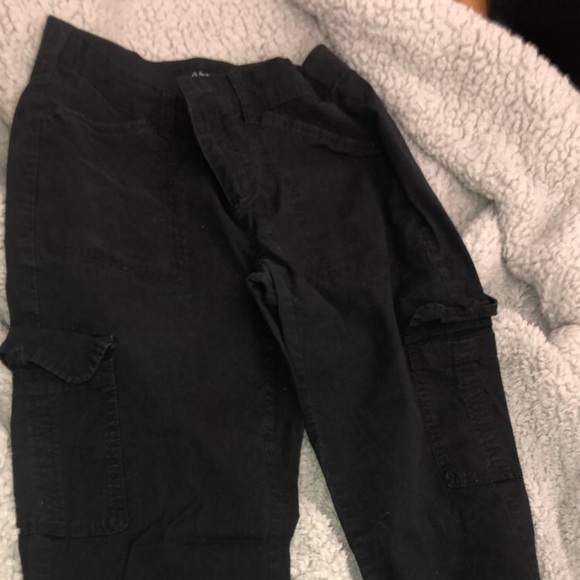 Reitmans Black Cropped Cargo Pants - Picture 1 of 1